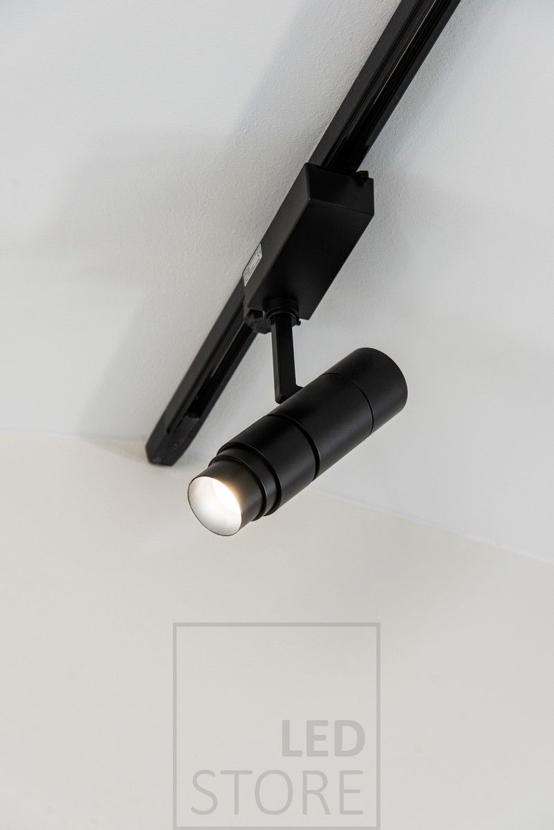 The FOKUS spotlight has an infinitely adjustable light opening angle between 10 and 60 degrees. The spotlight is suitable for use in both homes and public spaces. Ledstore.fi
